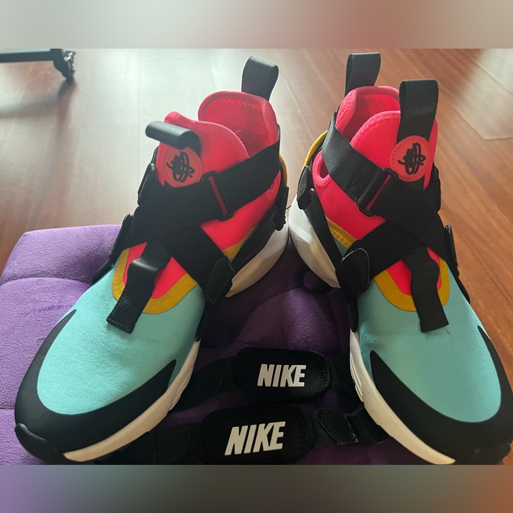 Nike Air Huarache City Womens Sneakers